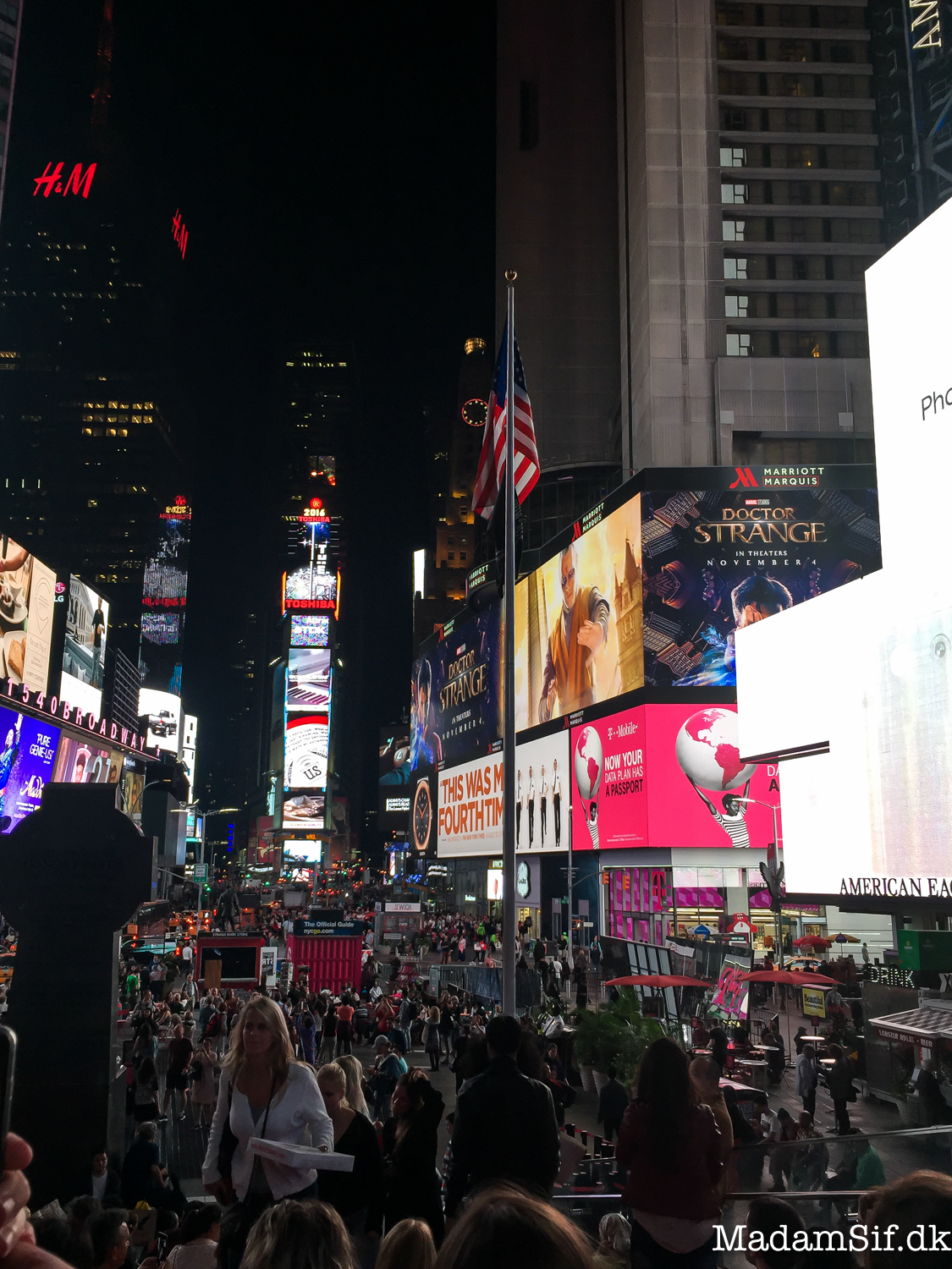 Man kan sidde på sådan en lille tribune, der er sat op på Times Square. Man skal bare lige tjekke om nogen har spildt noget før man sætter sig.