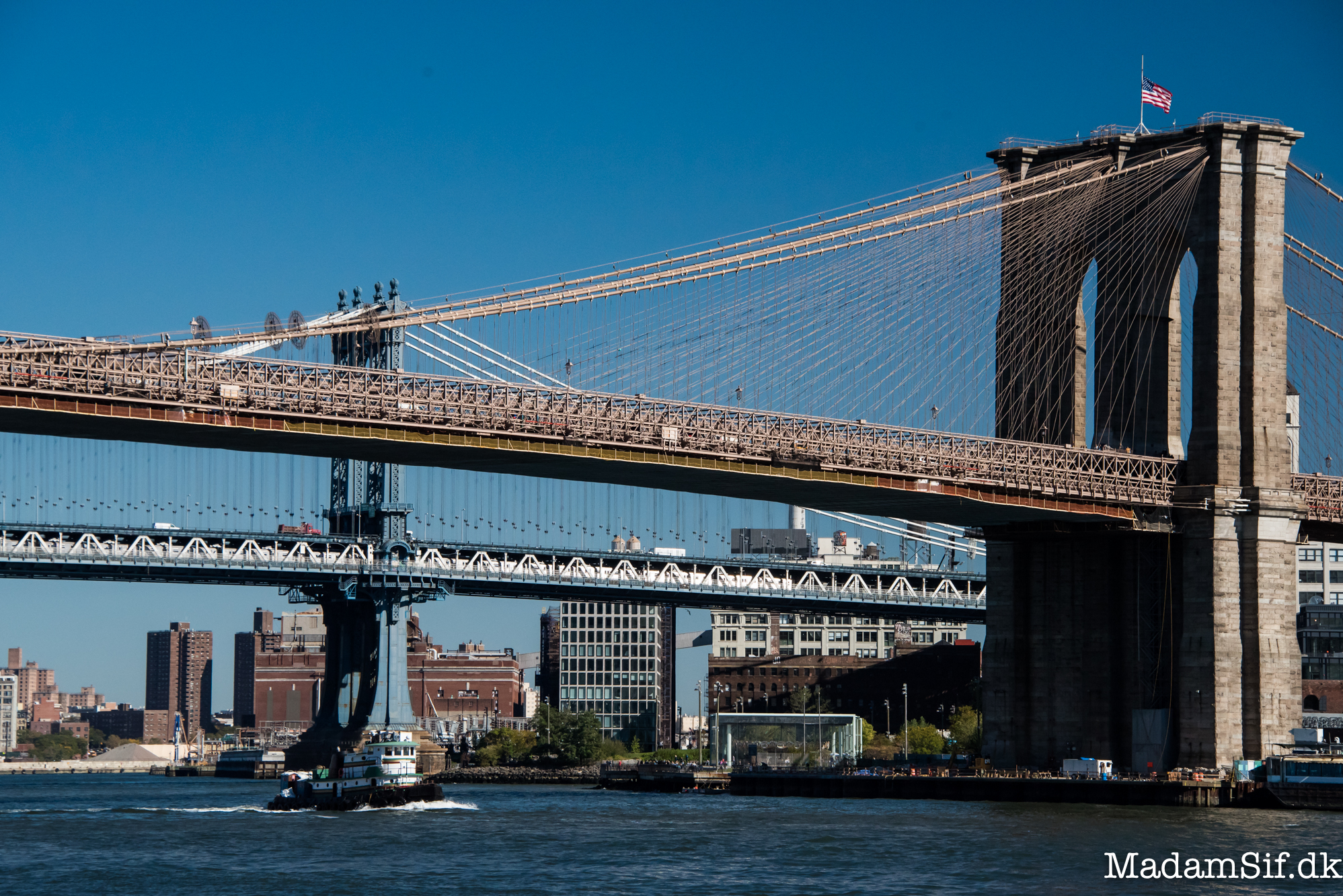Brooklyn Bridge, Manhattan Bridge - og en båd.