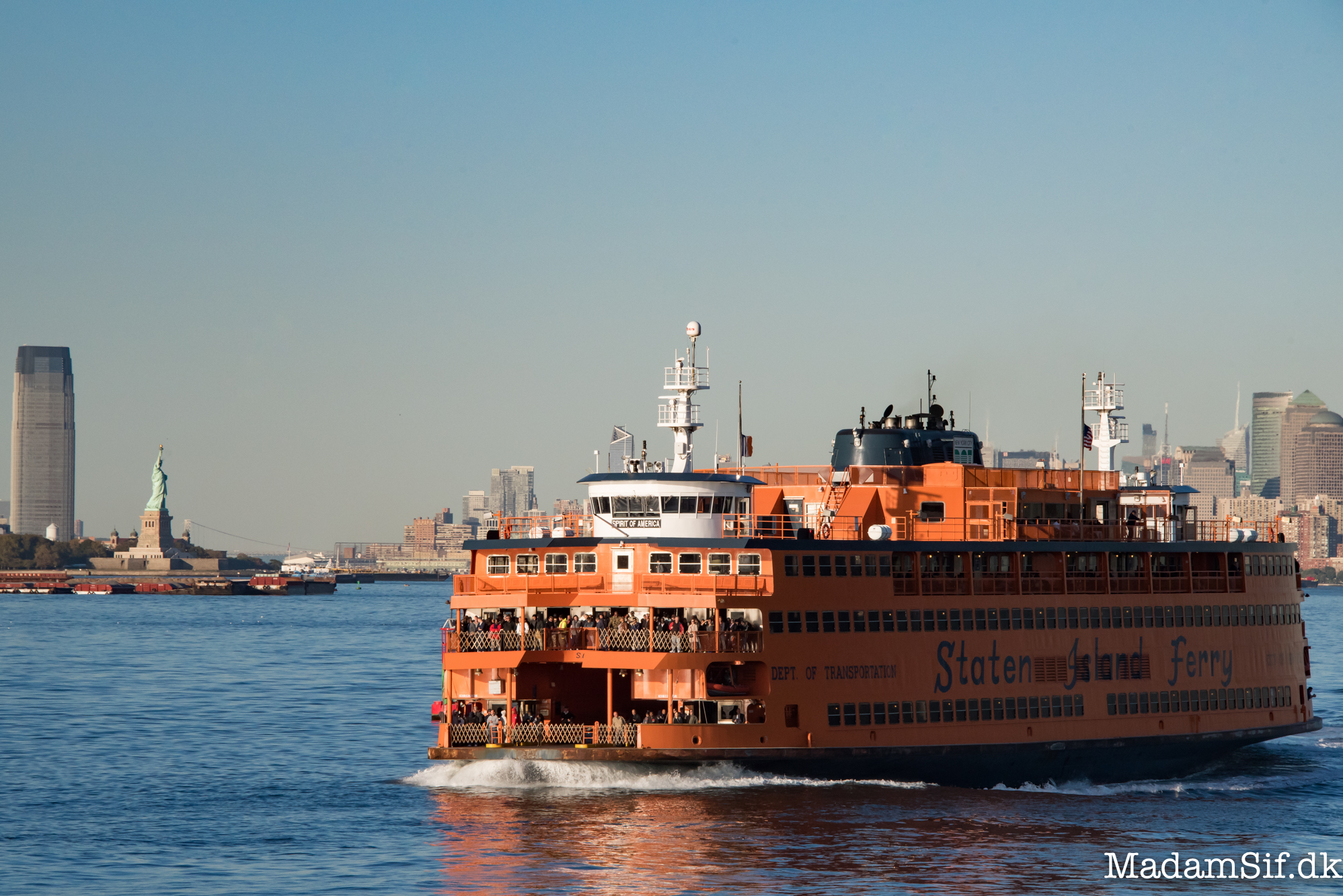 En meget orange Staten Island Ferry.