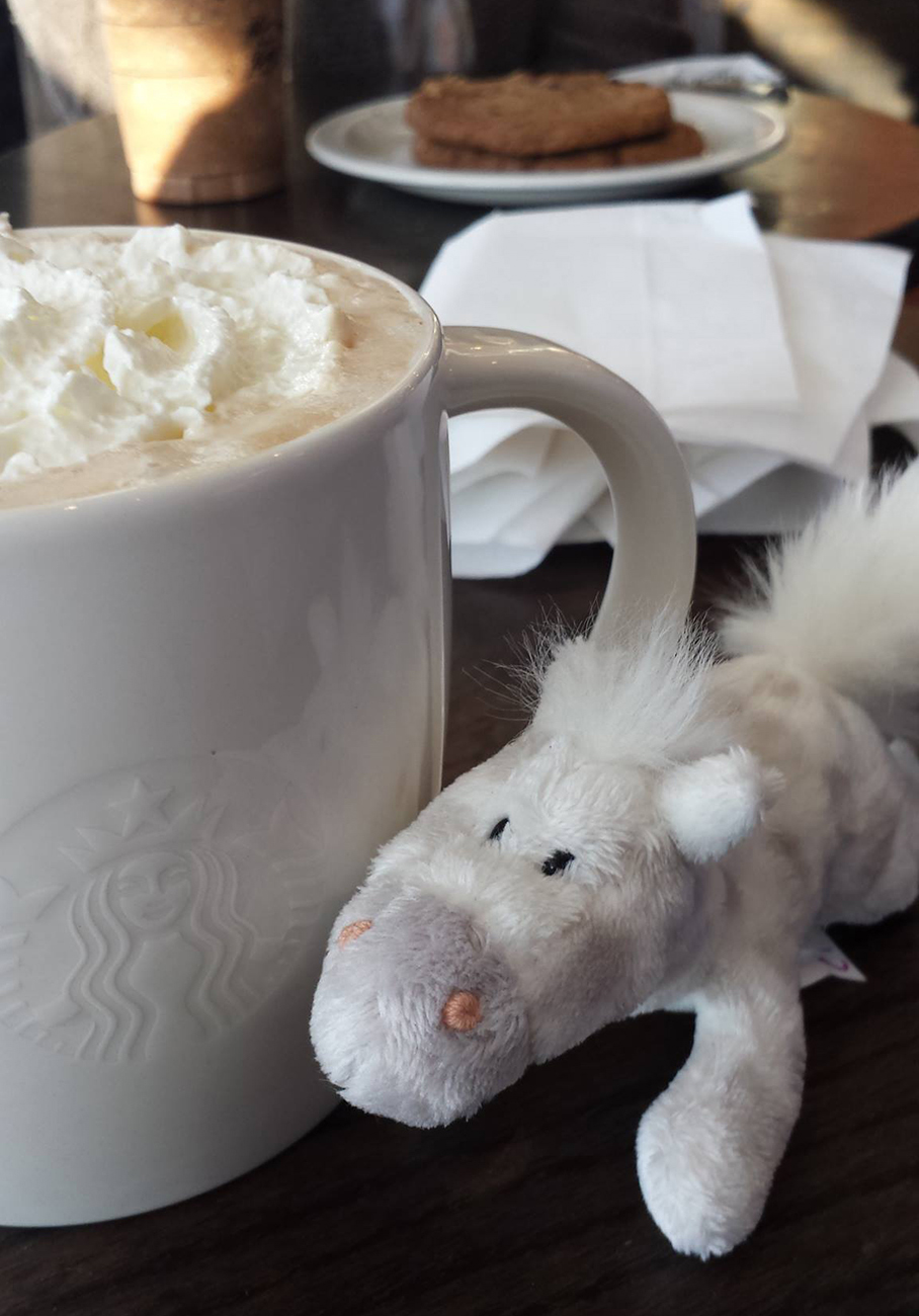 En "koppe kaffe" i lufthavnen er en fast afrejsetradition. Hesten Bent bortkom senere på tragisk vis i sikkerhedskontrollen i Manchester.