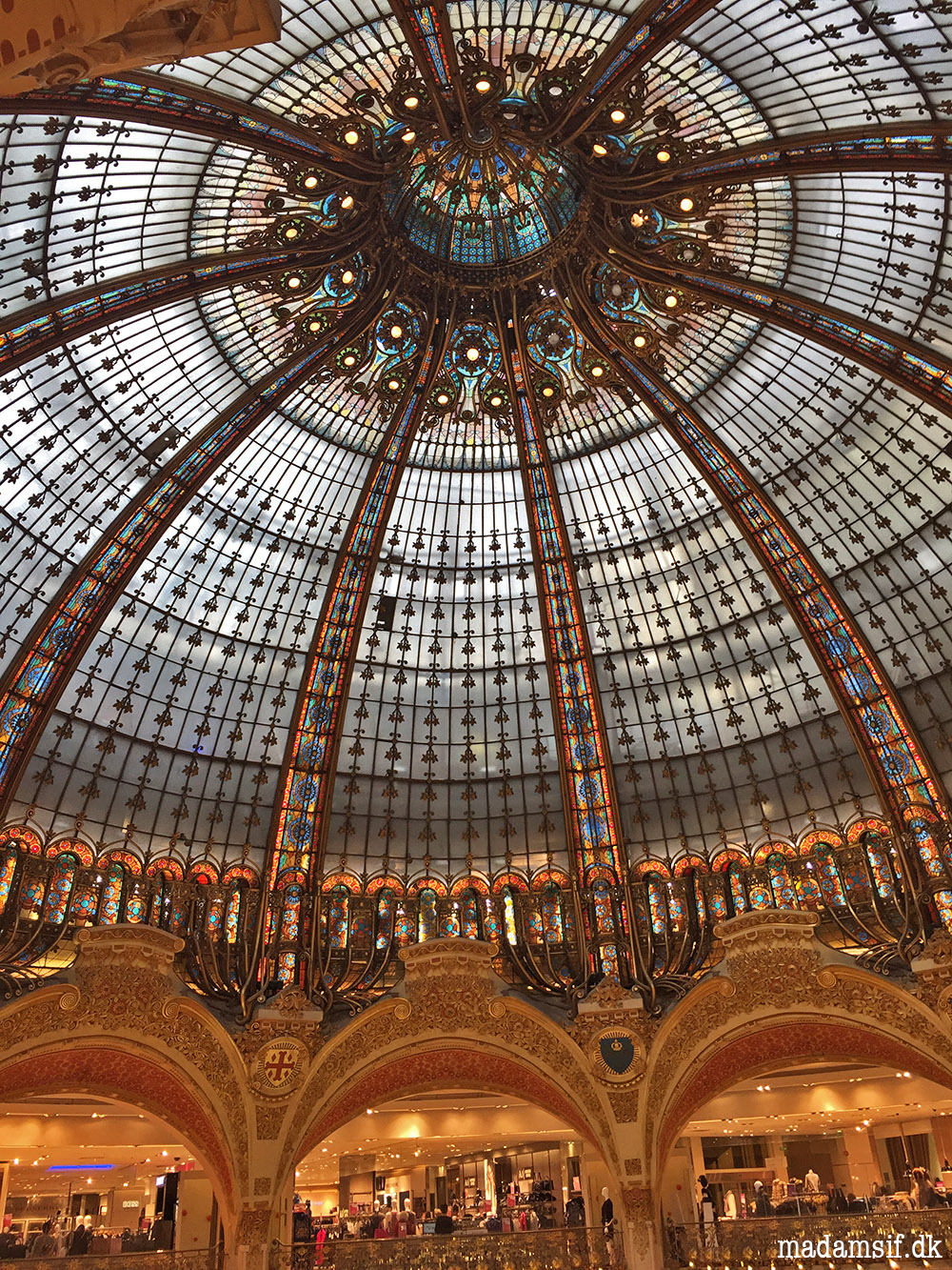 Den famøse og berømmede glaskuppel i Galeries Lafayette.