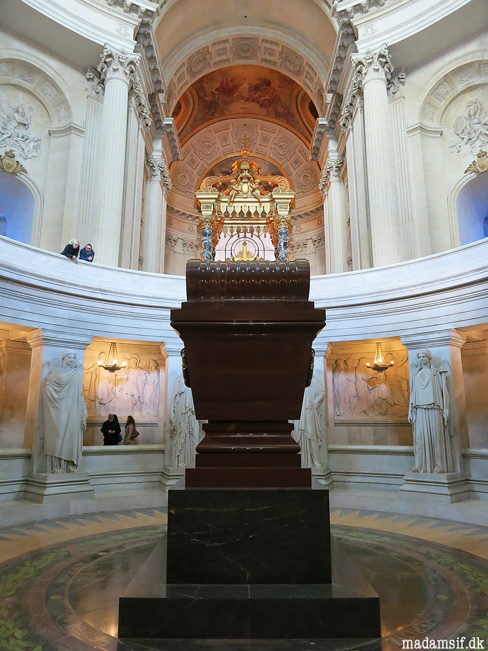 En beskeden lille sarkofag til Napoleon Bonaparte.