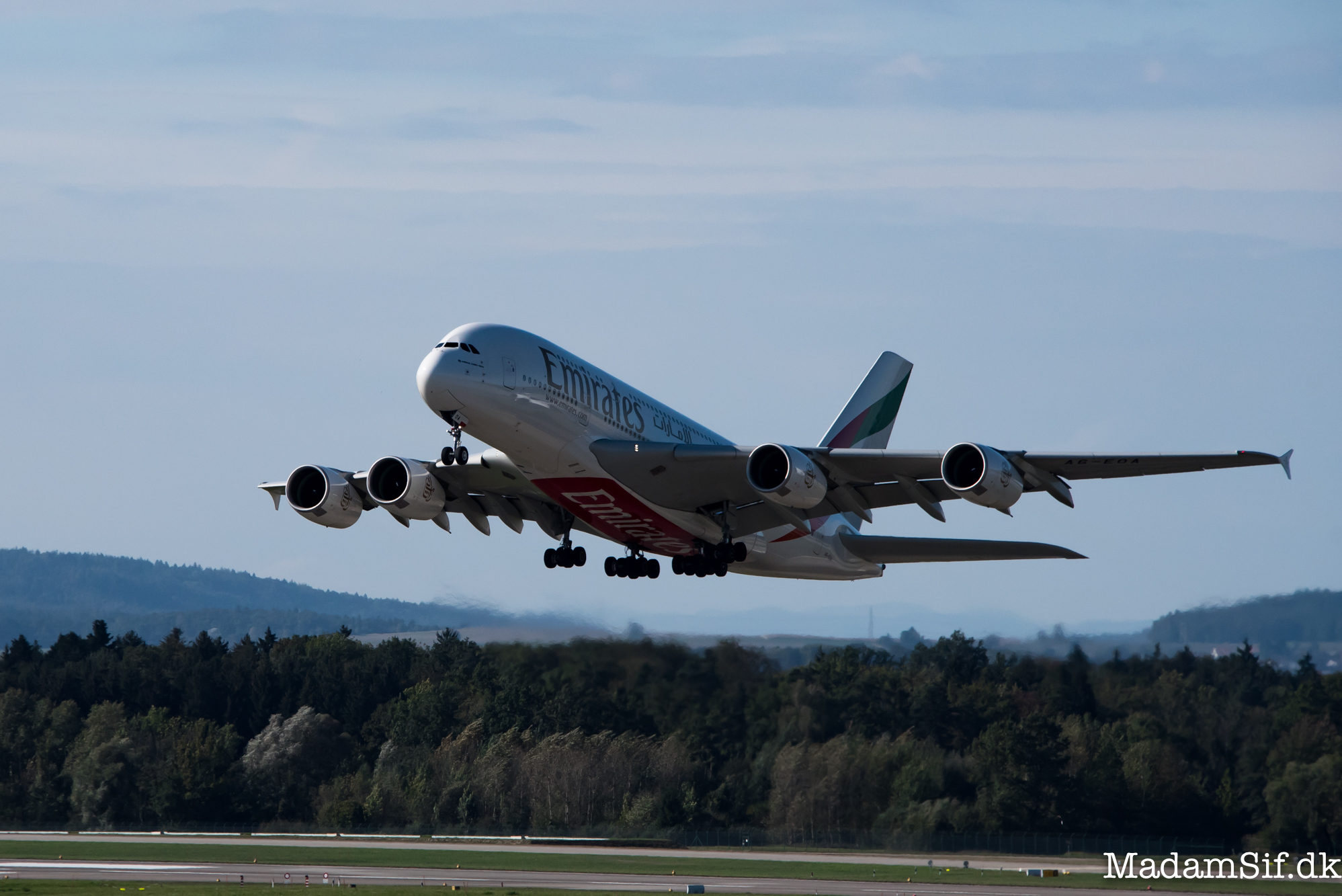 Airbus A380 er verdens største passagerfly. Halen alene er 14 meter høj!